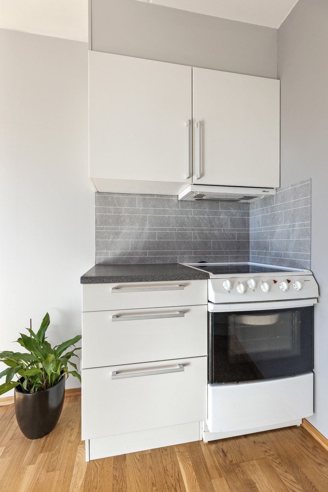 Benkeplaten er laget av laminat, som er både slitesterkt og lett å vedlikeholde. Galleribilde