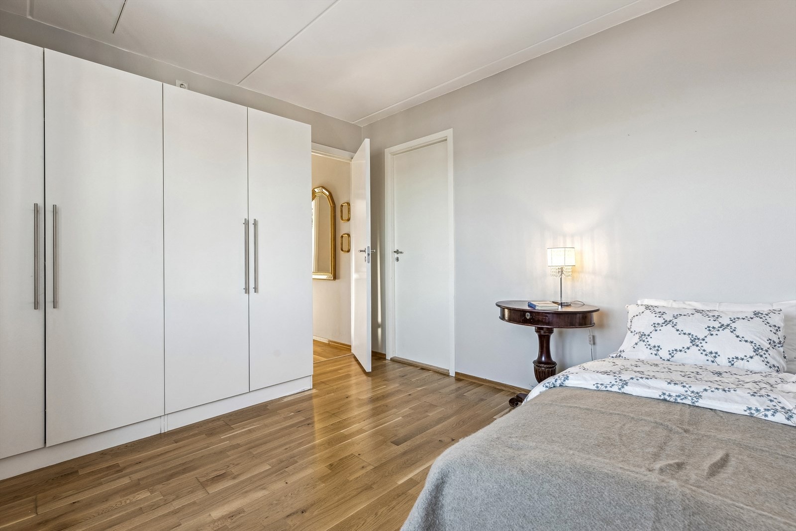 Soverommet er rolig og komfortabelt, med plass til en dobbeltseng og garderobeskap. Galleribilde