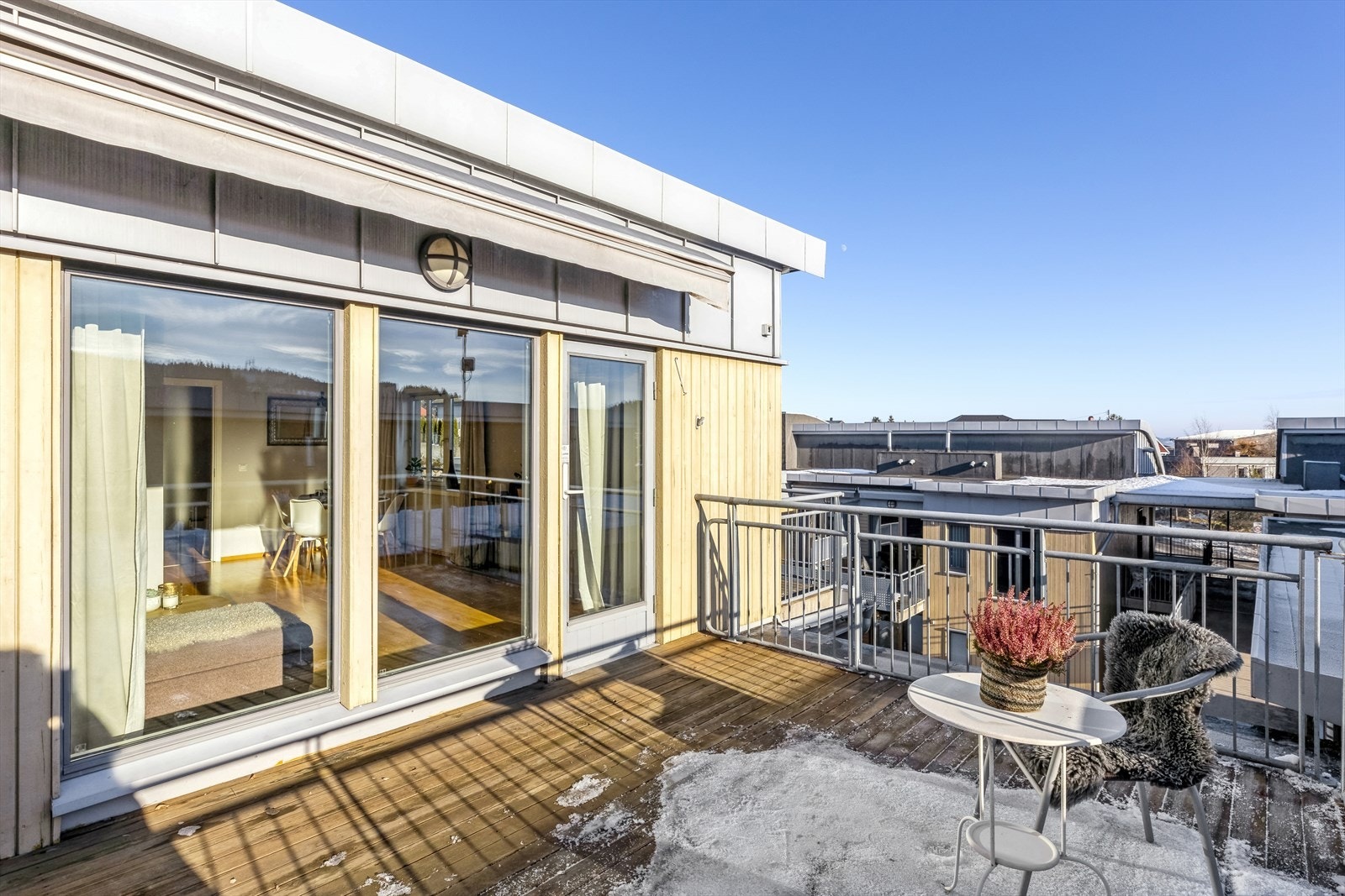Herlig terrasse som gir leiligheten det lille ekstra. Stor markise som gir ekstra skjerming. Galleribilde