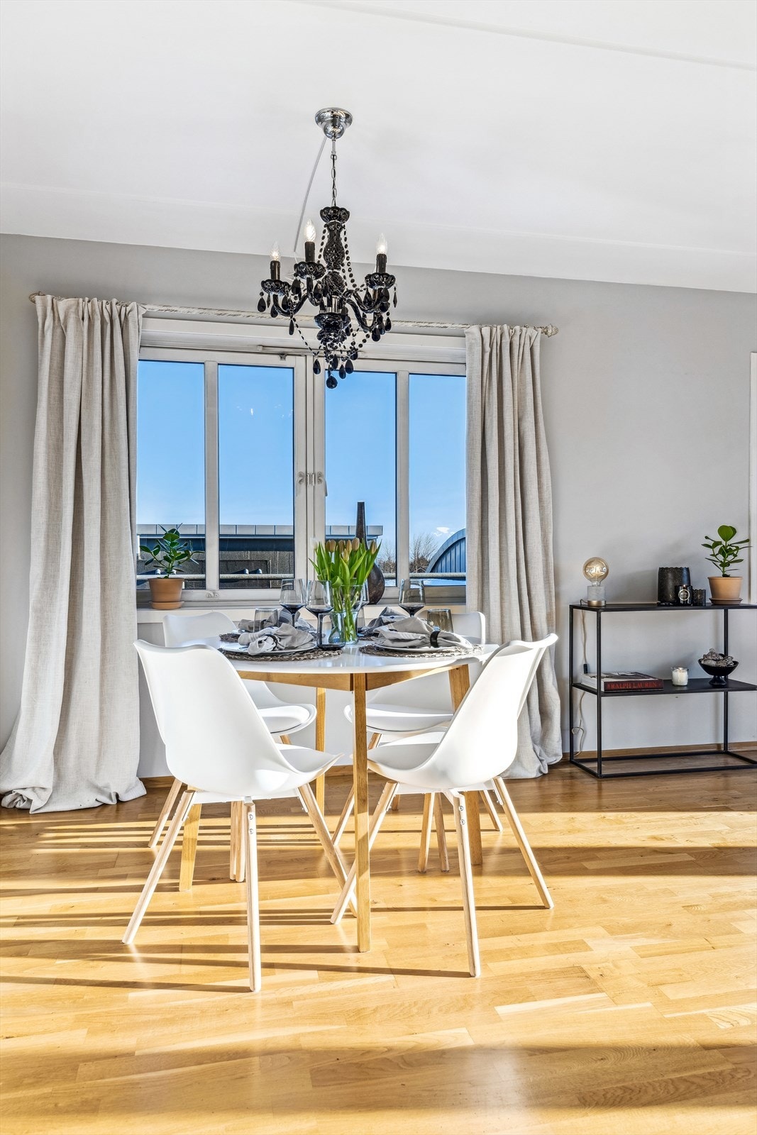 Naturlig plassering av spisestuen. Galleribilde