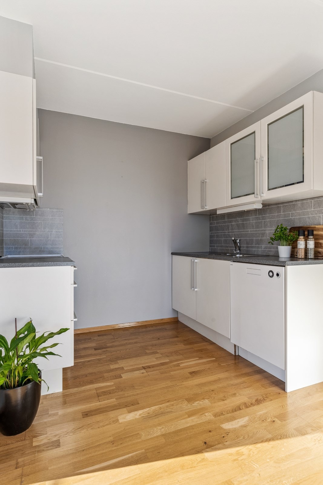 Kjøkkenet er funksjonelt og praktisk. Godt med oppbevaringsmuligheter i under- og overskap, noe som gjør det enkelt å holde orden og ha alt du trenger lett tilgjengelig. Galleribilde