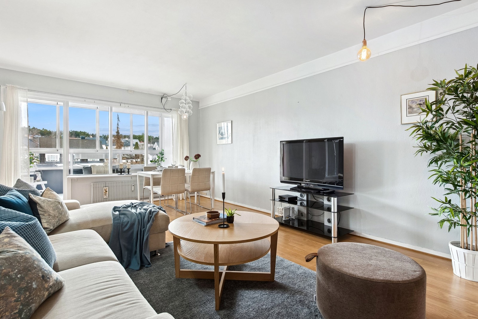 Romslig og innflytningsklar 3-roms leilighet beliggende i fjerde etasje med adkomst via heis. Galleribilde