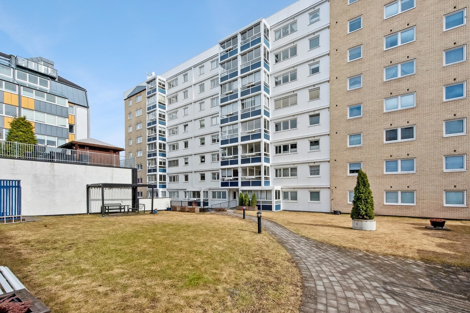 Koselig felles hageareal med sittegrupper. Galleribilde