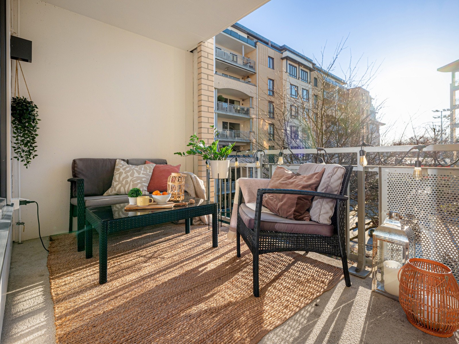 Boligen ligger skjermet til i indre gård med gode solforhold fra formiddag til kveld Galleribilde