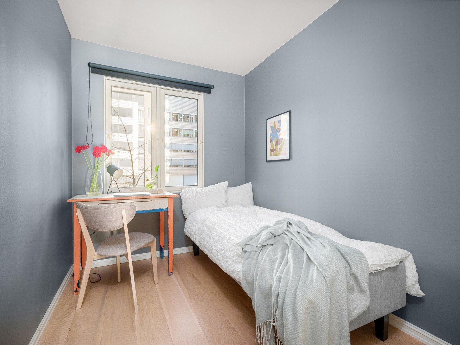 Soverom 2 er også av fin størrelse, med plass til en god seng og garderobeløsning Galleribilde