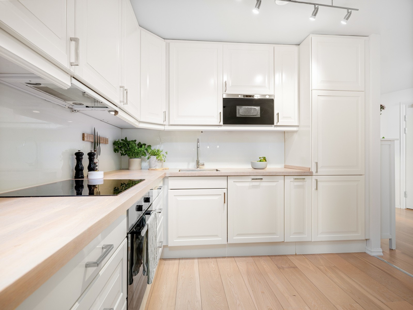 Integrert komfyr (2021) med induksjon platetopp, mikrobølgeovn, oppvaskmaskin og kjøl/fryseskap medfølger kjøpet Galleribilde