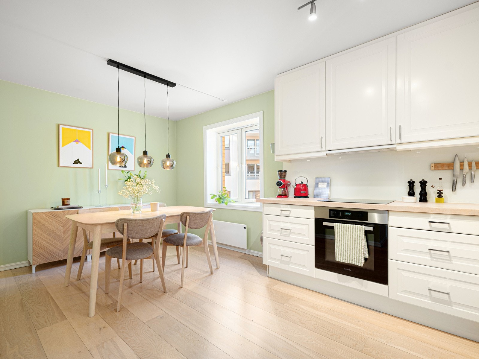 Lyst og stilrent kjøkken fra IKEA. Med lyse fronter, og heltre benkeplate Galleribilde