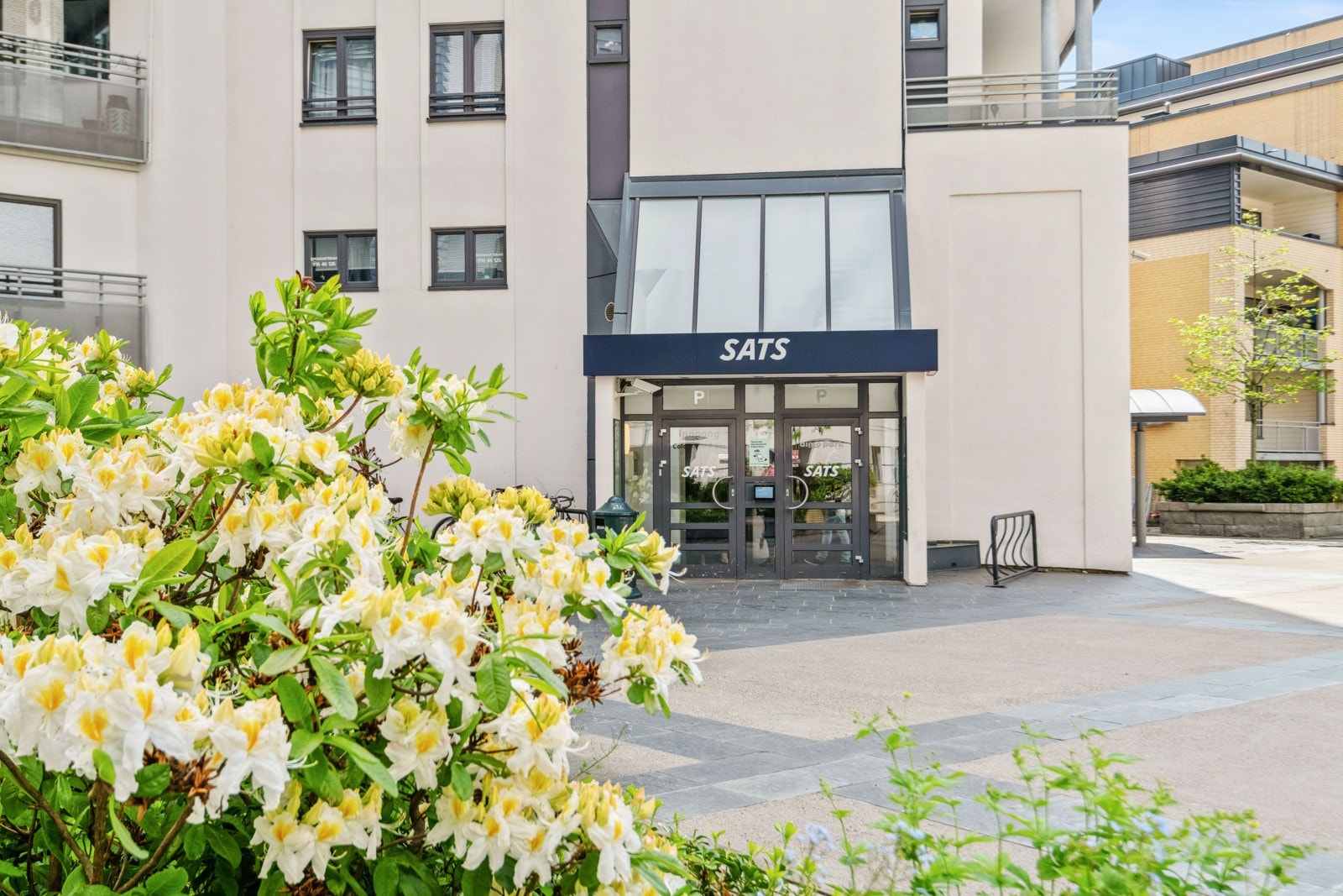 Det er heis i bygget og det er tidvis mulighet for leie garasjeplass i sameiets garasjeanlegg. Felles sykkelparkering i forbindelse med garasjeanlegg i kjeller Galleribilde