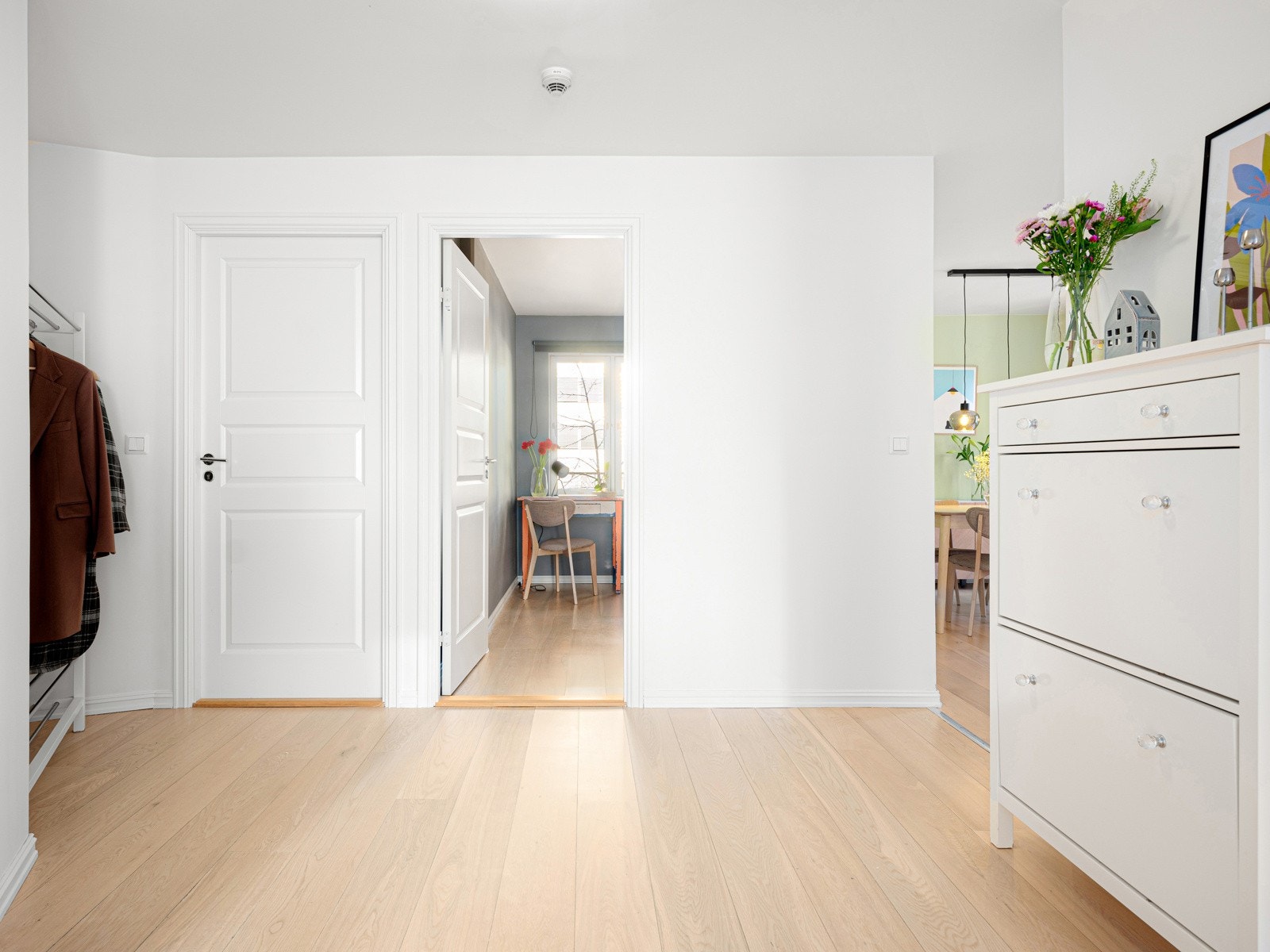 Entréen er romslig og har god plass til garderobeløsninger for praktisk lagring og oppbevaring av yttertøy og sko Galleribilde