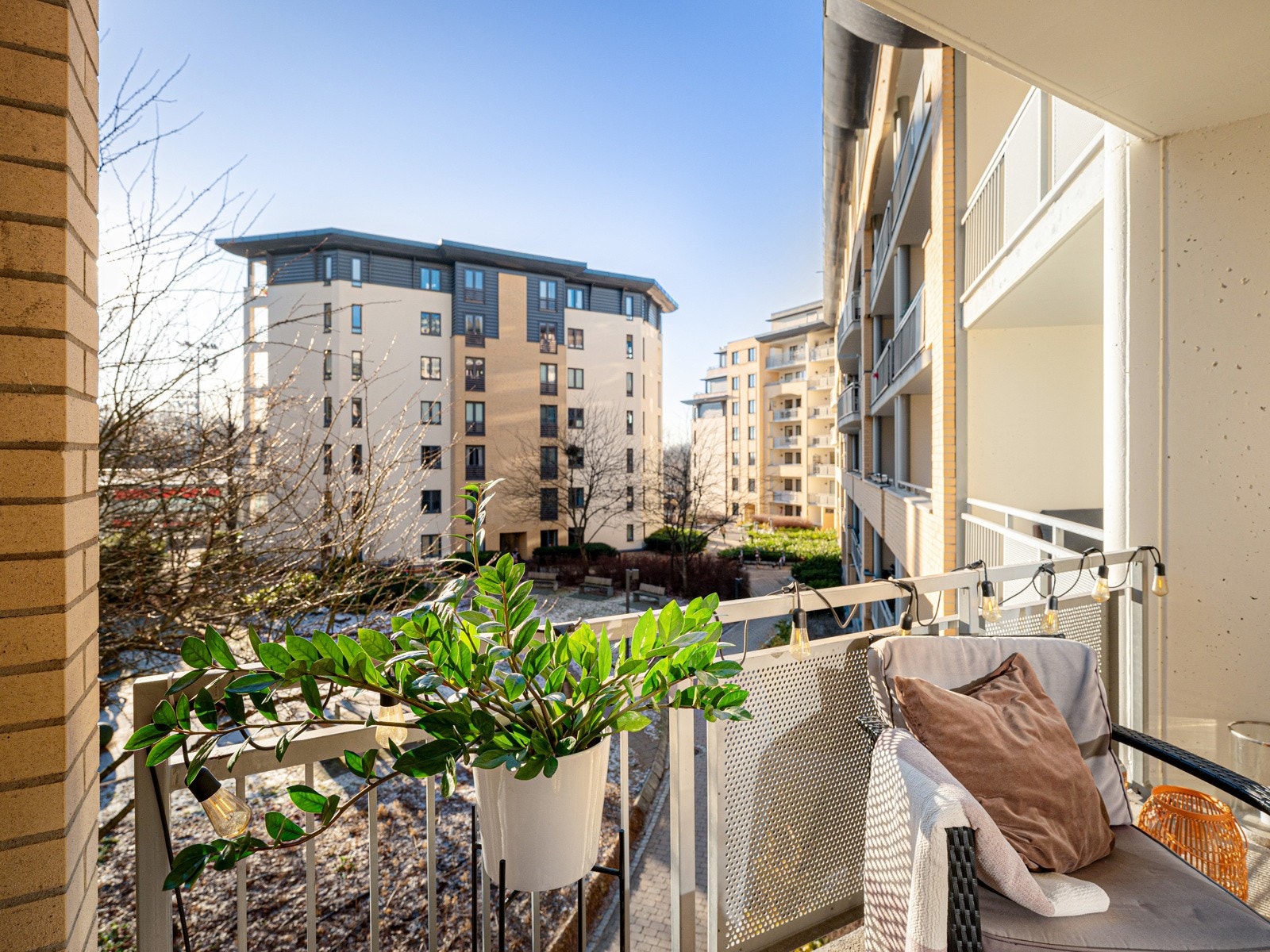 Den sydvestvendt overbygget balkong vender inn mot bakhagen. Balkongen er målt til ca.7,4 m² og har utelys og strømuttak Galleribilde