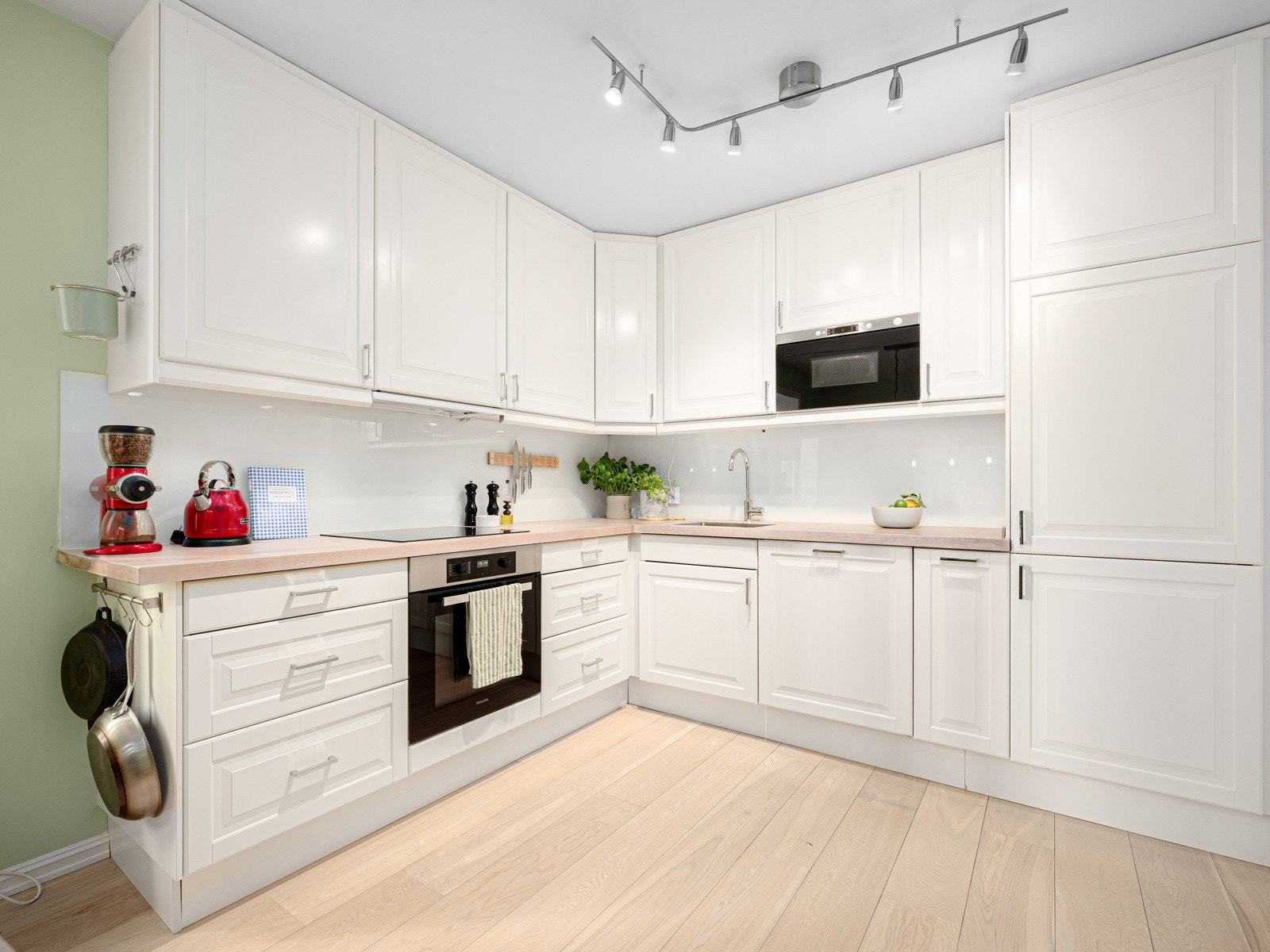 Kjøkkenet er godt utnyttet med rikelig av skap- og benkeplass. Villavent ventilator over komfyr Galleribilde