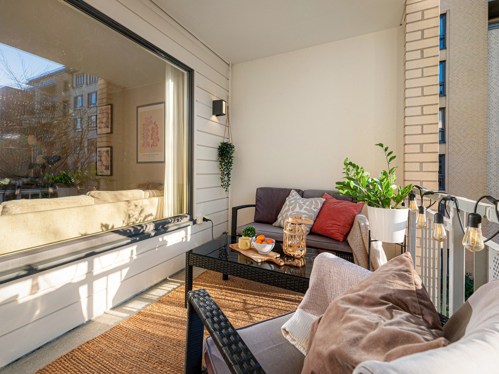 Fra stuen har du direkte utgang til balkongen. Ditt eget fristed på sommerstid Galleribilde