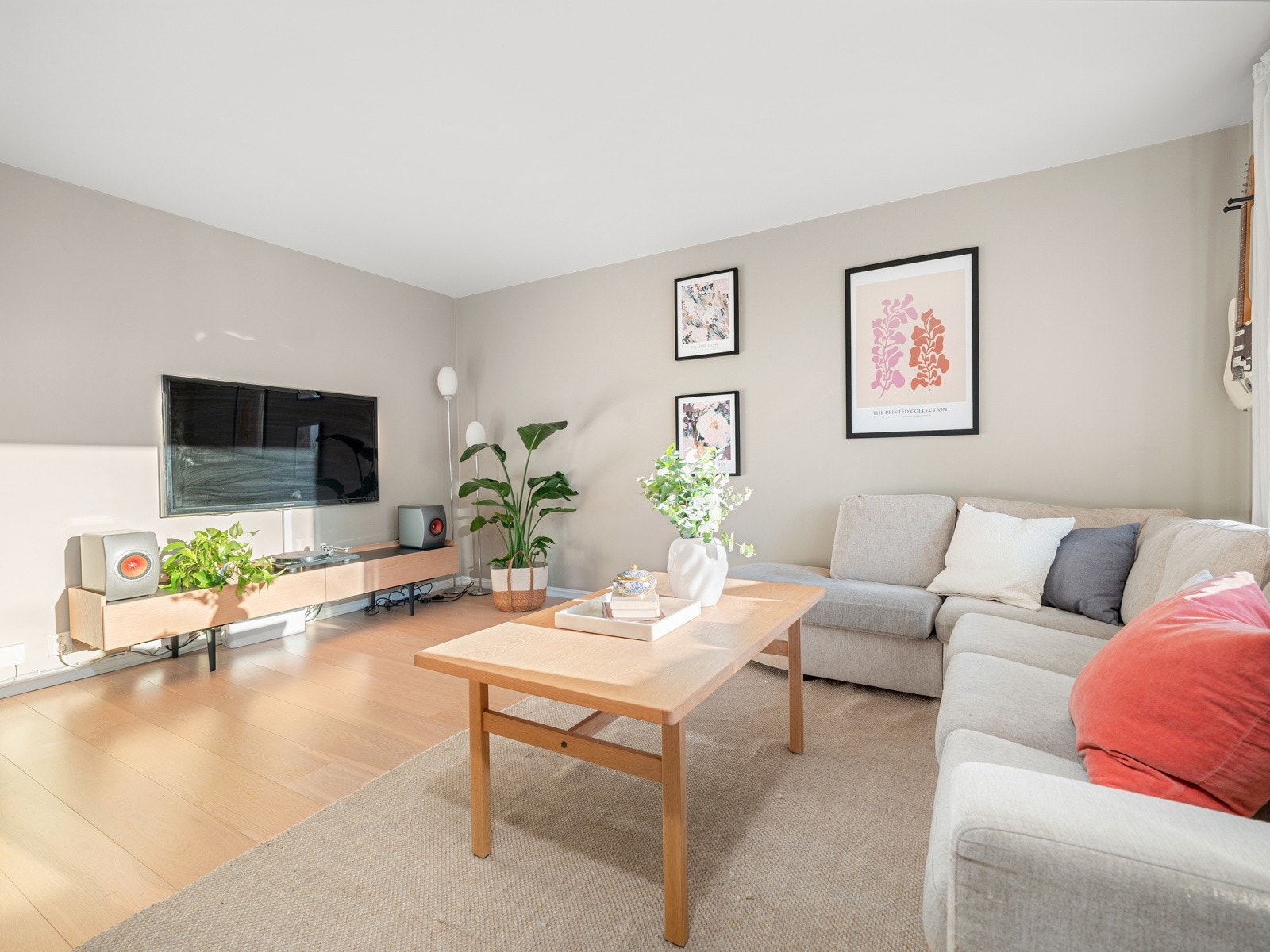 I stuen har du rikelig med plass til en stor sofagruppe. Den store gulvflaten gir mulighet for ulike innredningsløsninger Galleribilde