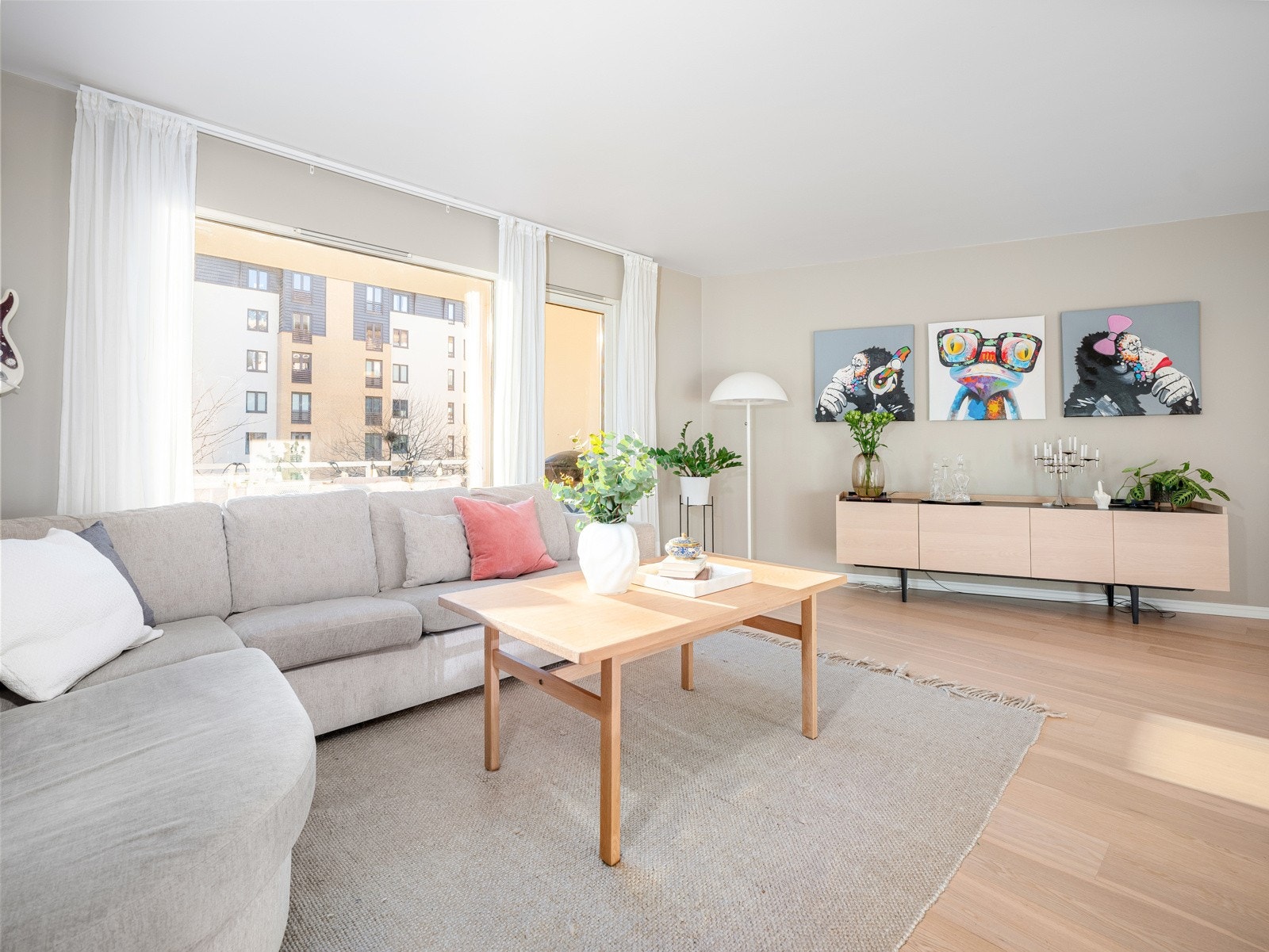 Store vindusflater sikrer rikelig med naturlig lys i leiligheten Galleribilde