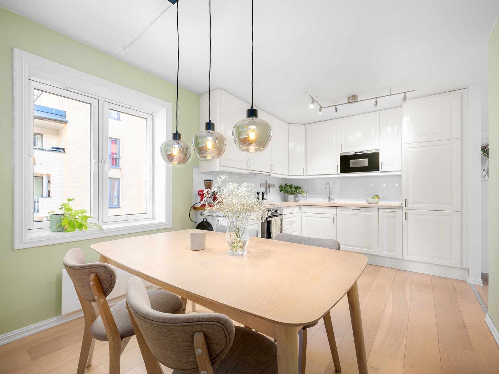 Leiligheten er gjennomgående og har dermed vinduer med lys fra tre sider av bygget Galleribilde