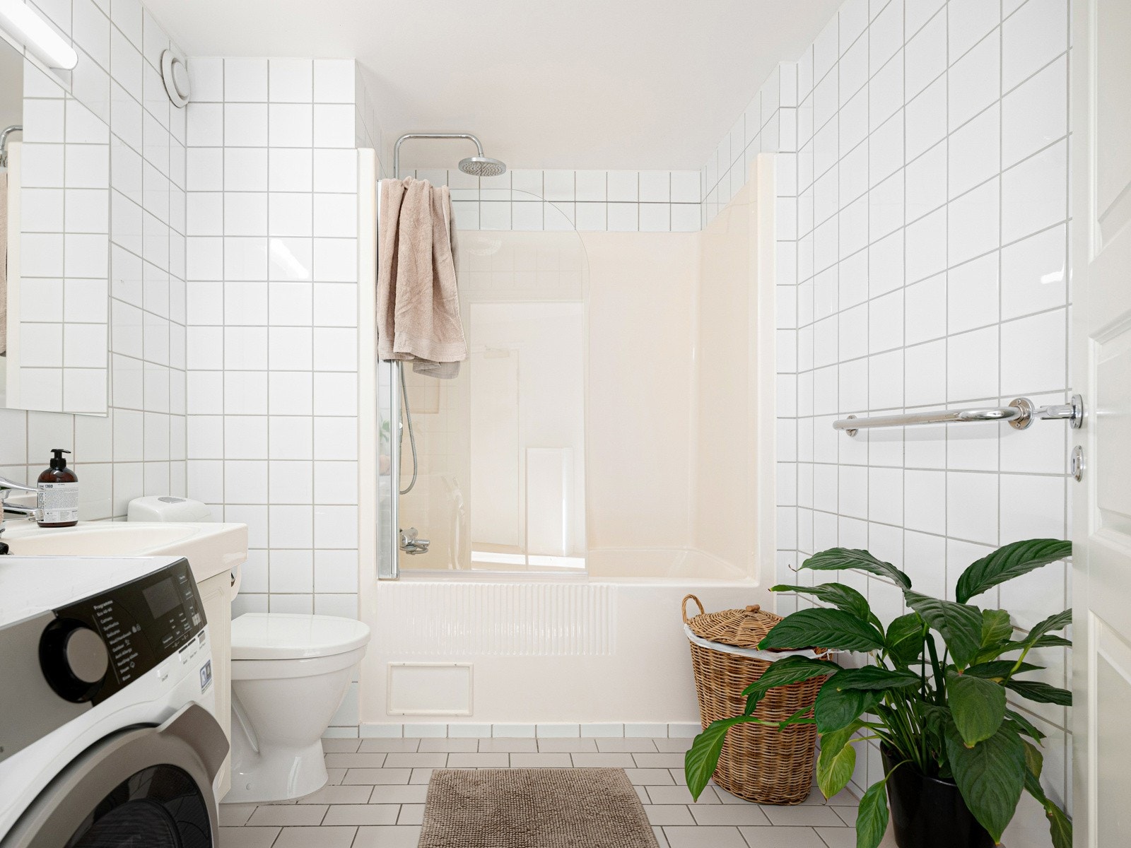 Romslig bad med alt du trenger i hverdagen. Opplegg for vaskemaskin Galleribilde