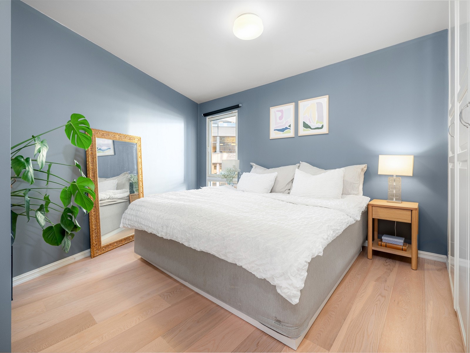 Soverommet nyter rikelig med naturlig lys og rommer godt en stor dobbeltseng Galleribilde