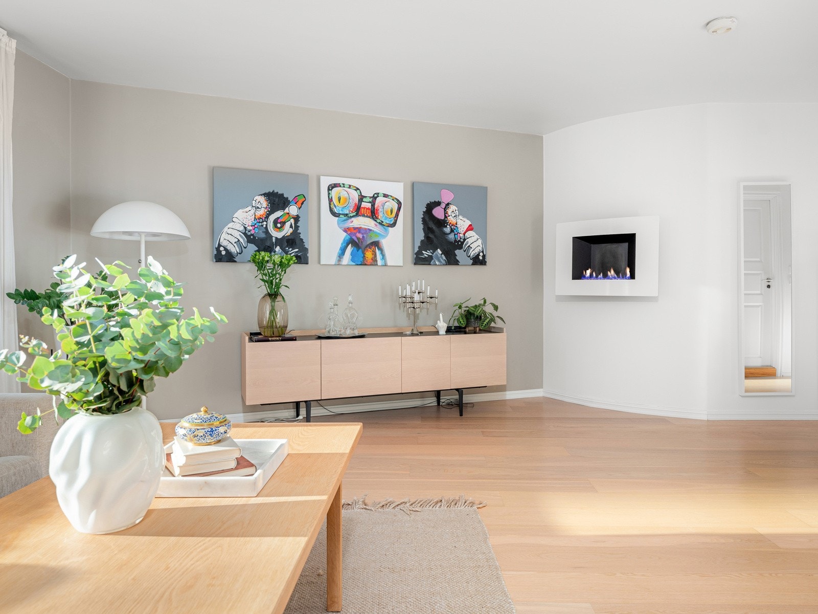 Legg merke til biopeisen som er montert på vegg i stue Galleribilde