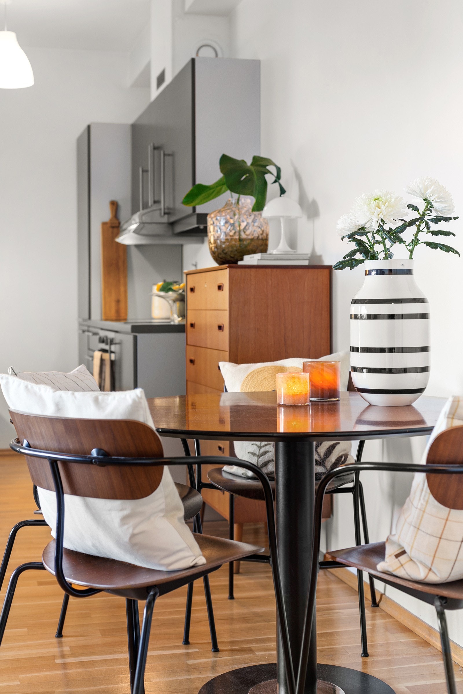 Det er plass til spisebord i stuen. Galleribilde