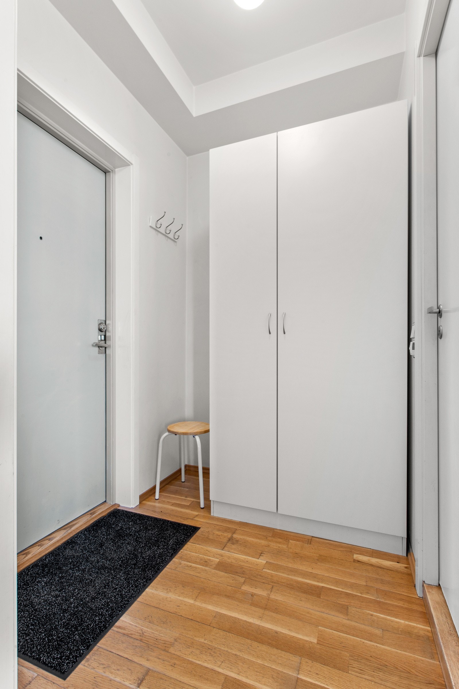 Entré med garderobeskap og dørcalling. Galleribilde