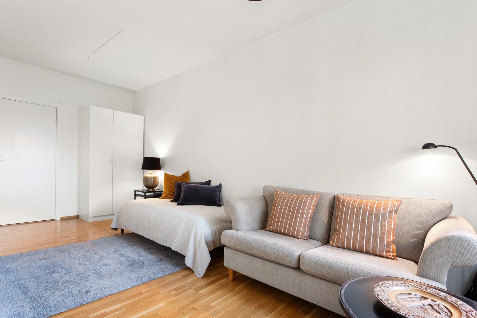 Soverom 1 med god plass til dobbeltseng, nattbord og kommodeløsninger. Galleribilde