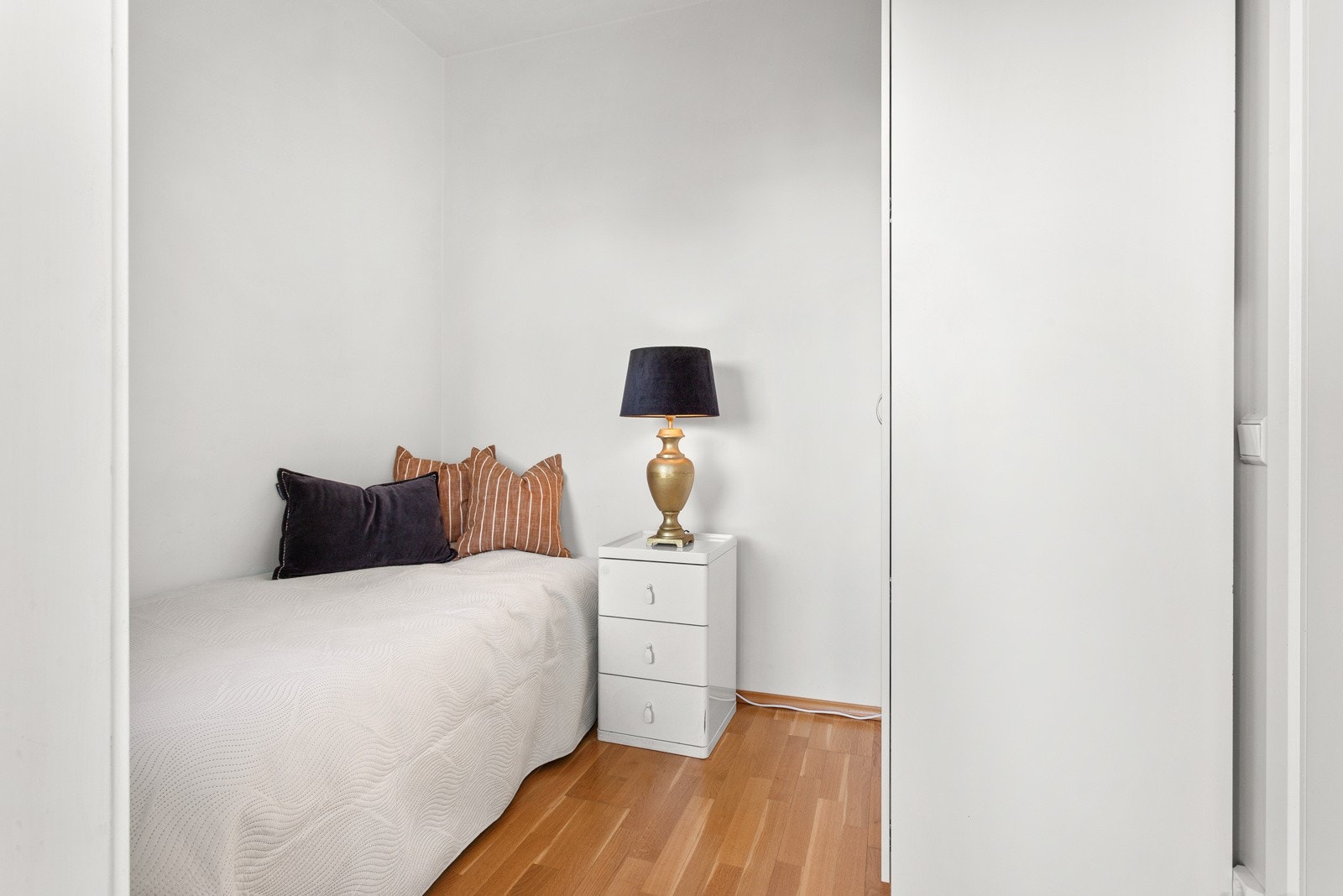 Soverom 2 ligger praktisk på motsatt side av leiligheten. Galleribilde