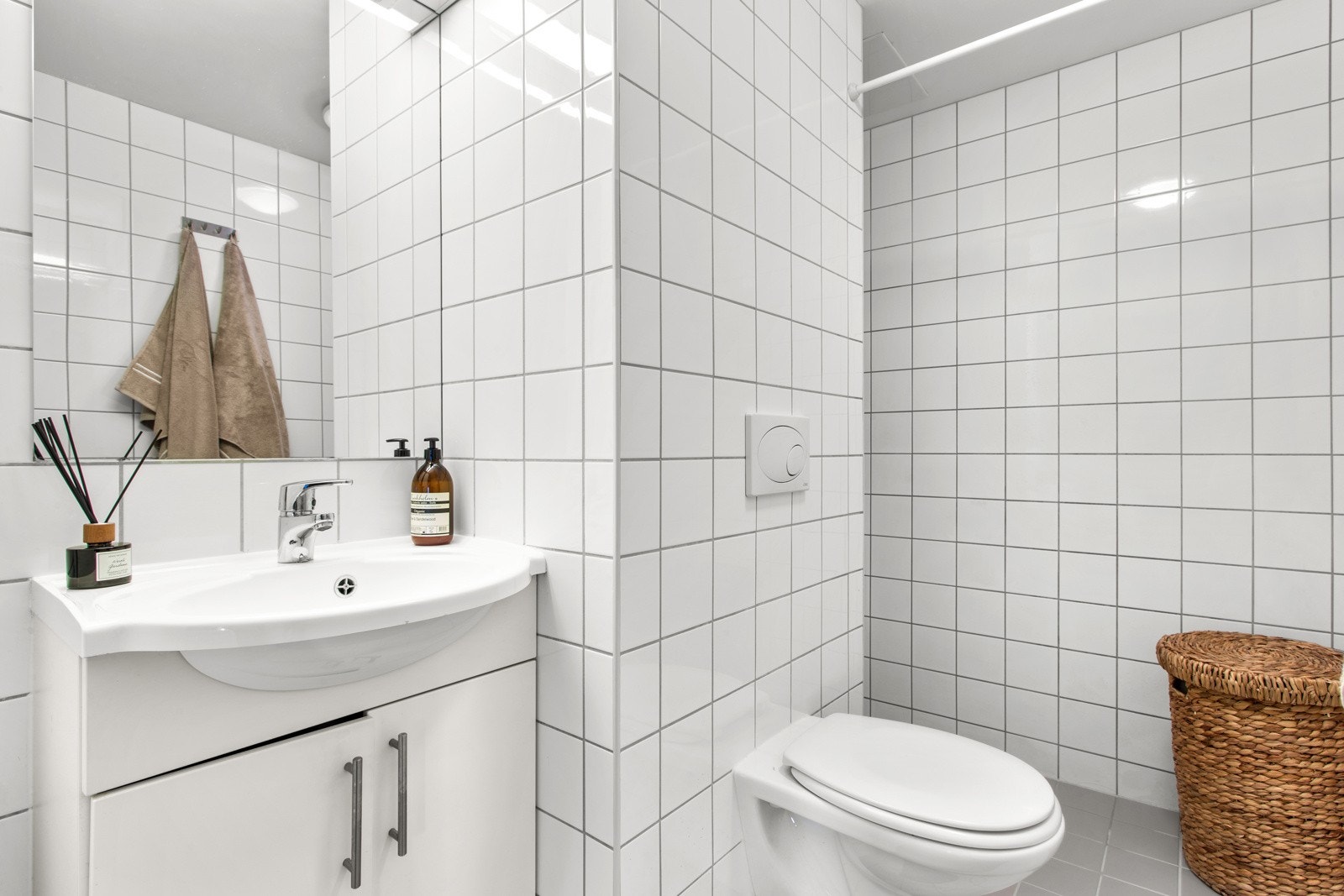 Videre består innredningen av et vegghengt toalett med innebygget sisterne og opplegg for vaskemaskin. Galleribilde