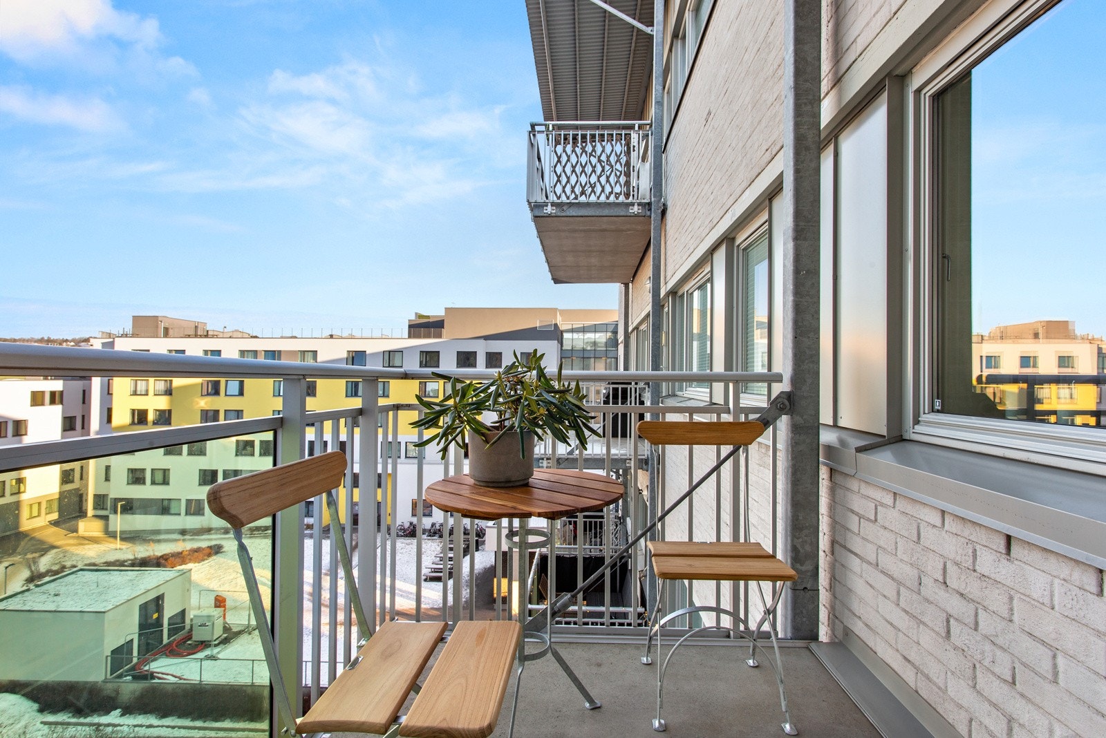 Det er plass til utemøbler på balkongen. Galleribilde