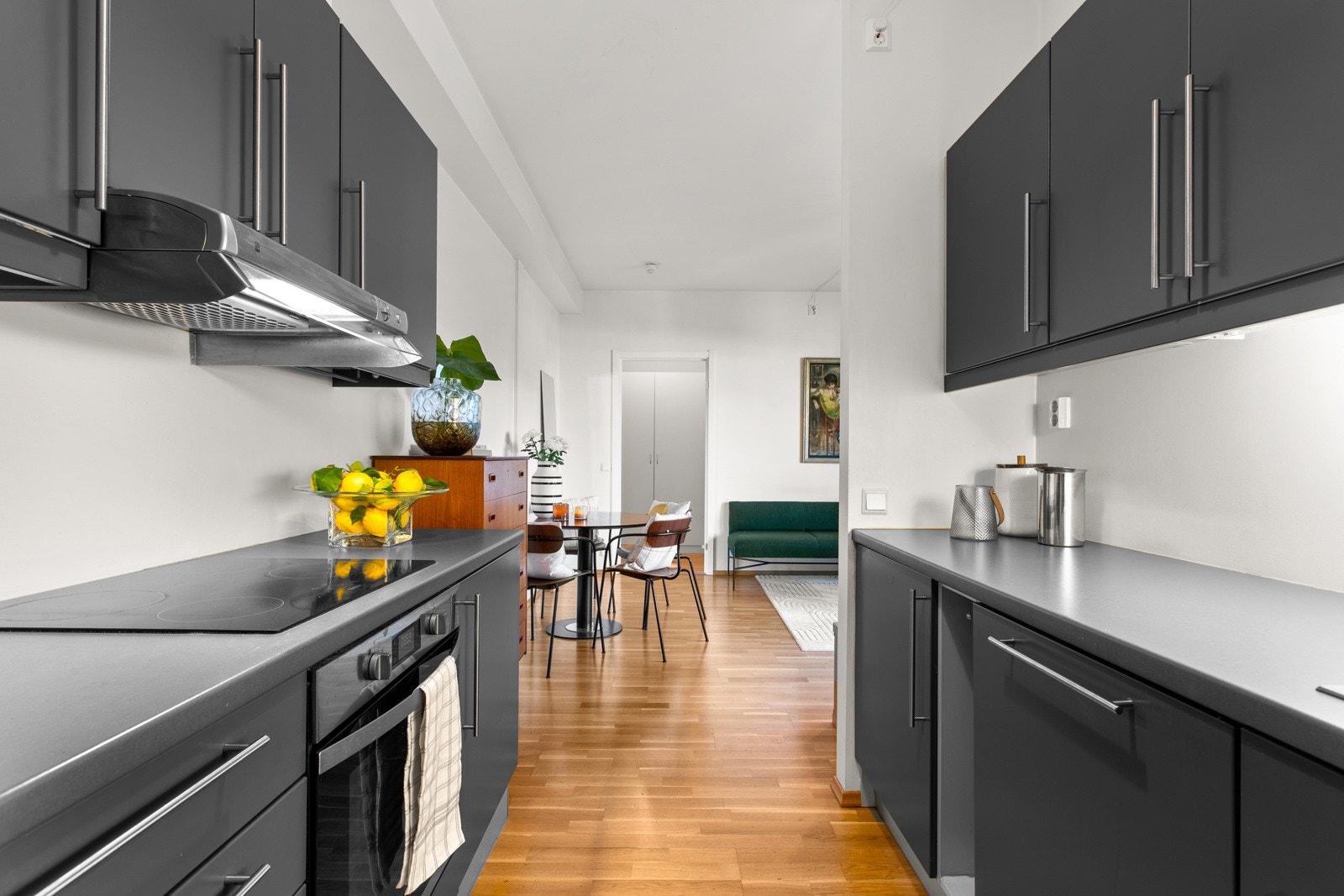 Integrert hvitevarer som stekeovn (ny 2021), koketopp, oppvaskmaskin og kjøle- og fryseskap. Galleribilde