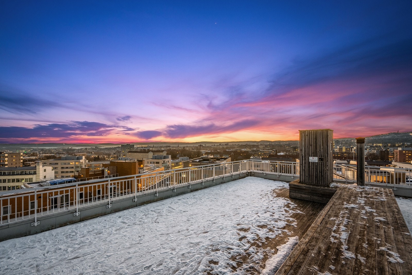 Felles takterrasse kveld. Galleribilde