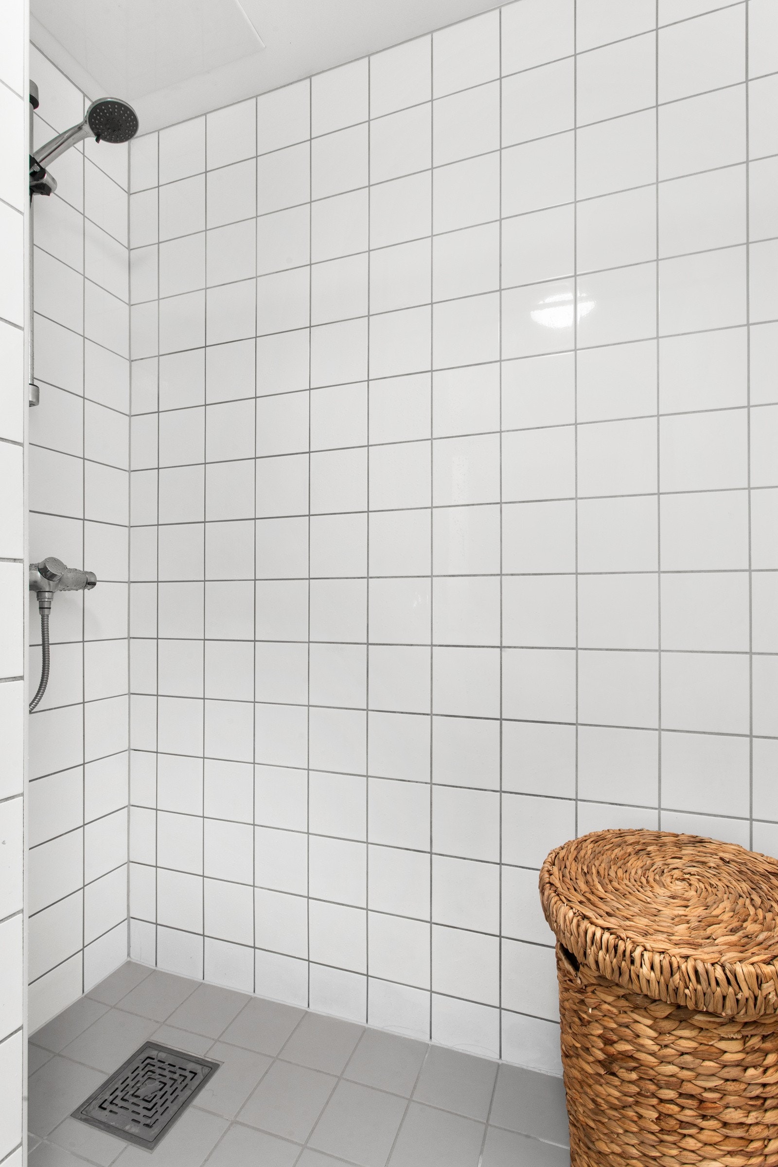 Dusjsone med dusjforheng og veggmontert dusjarmatur. Mulighet til å sette inn dusjdører ved ønske. Galleribilde