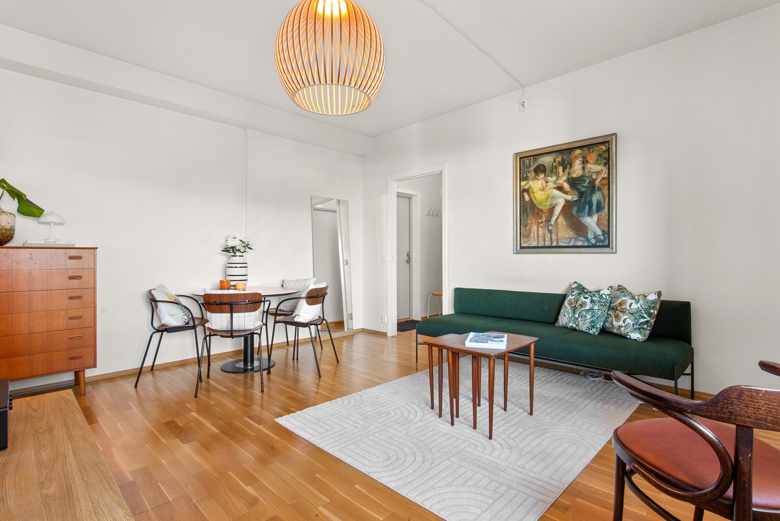 God plass til sofagruppe og mediemøbler. Galleribilde