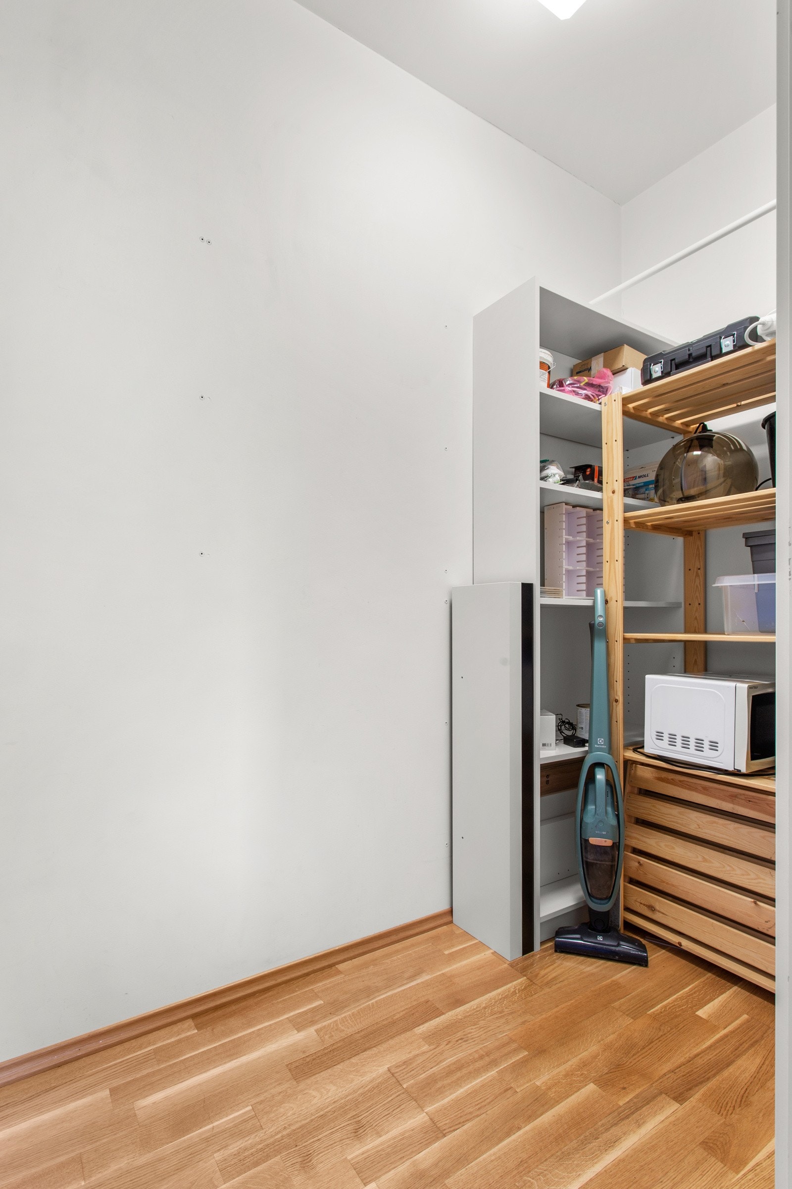 Innvendig bod/walk-in-closet fra soverom 1. Galleribilde