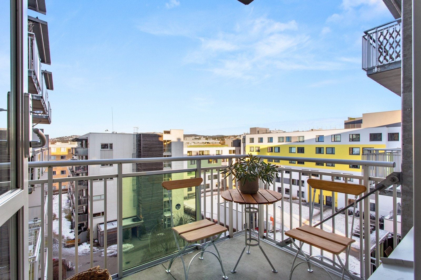 Vestvendt balkong med glassrekkverk på 5 m². Galleribilde