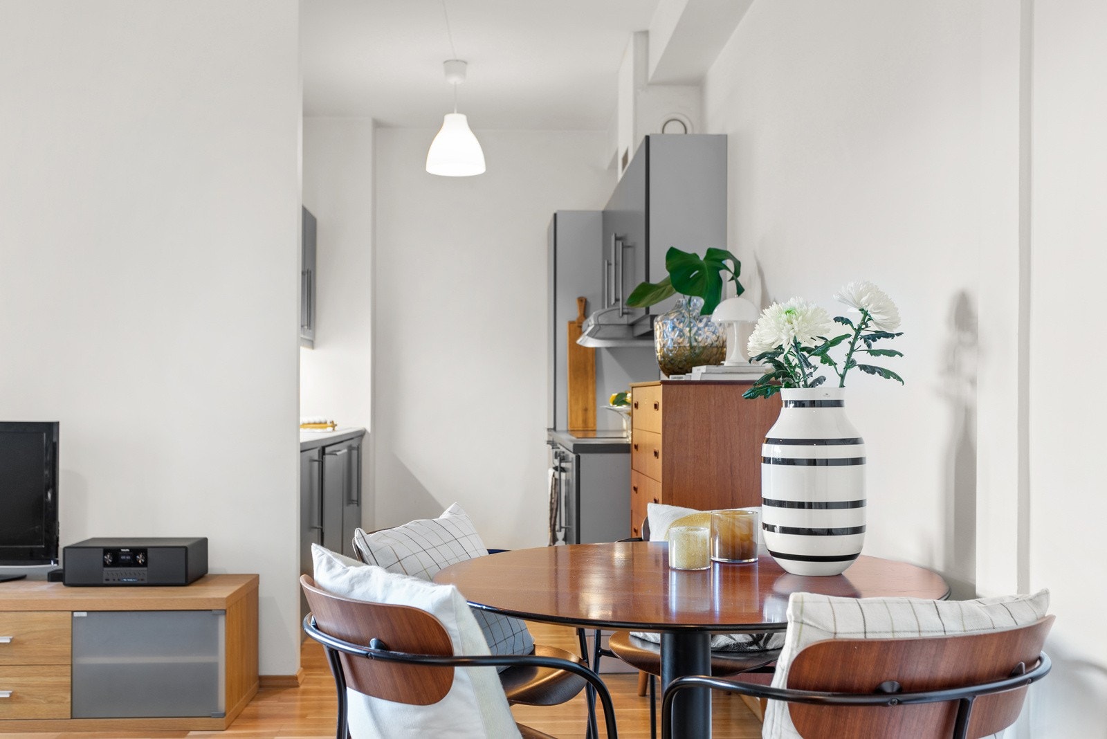 Boligen har et moderne kjøkken fra Arens i åpen og sosial løsning. Galleribilde