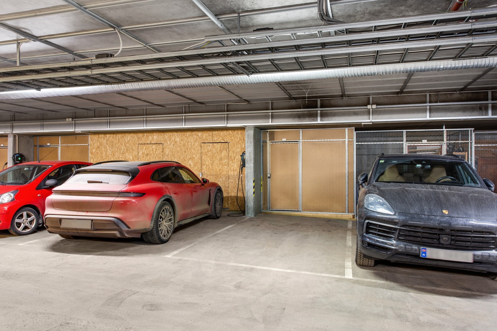 Garasjeplass medfølger. Mulighet til å installere elbil-lading etter nærmere avtale med styret. Galleribilde