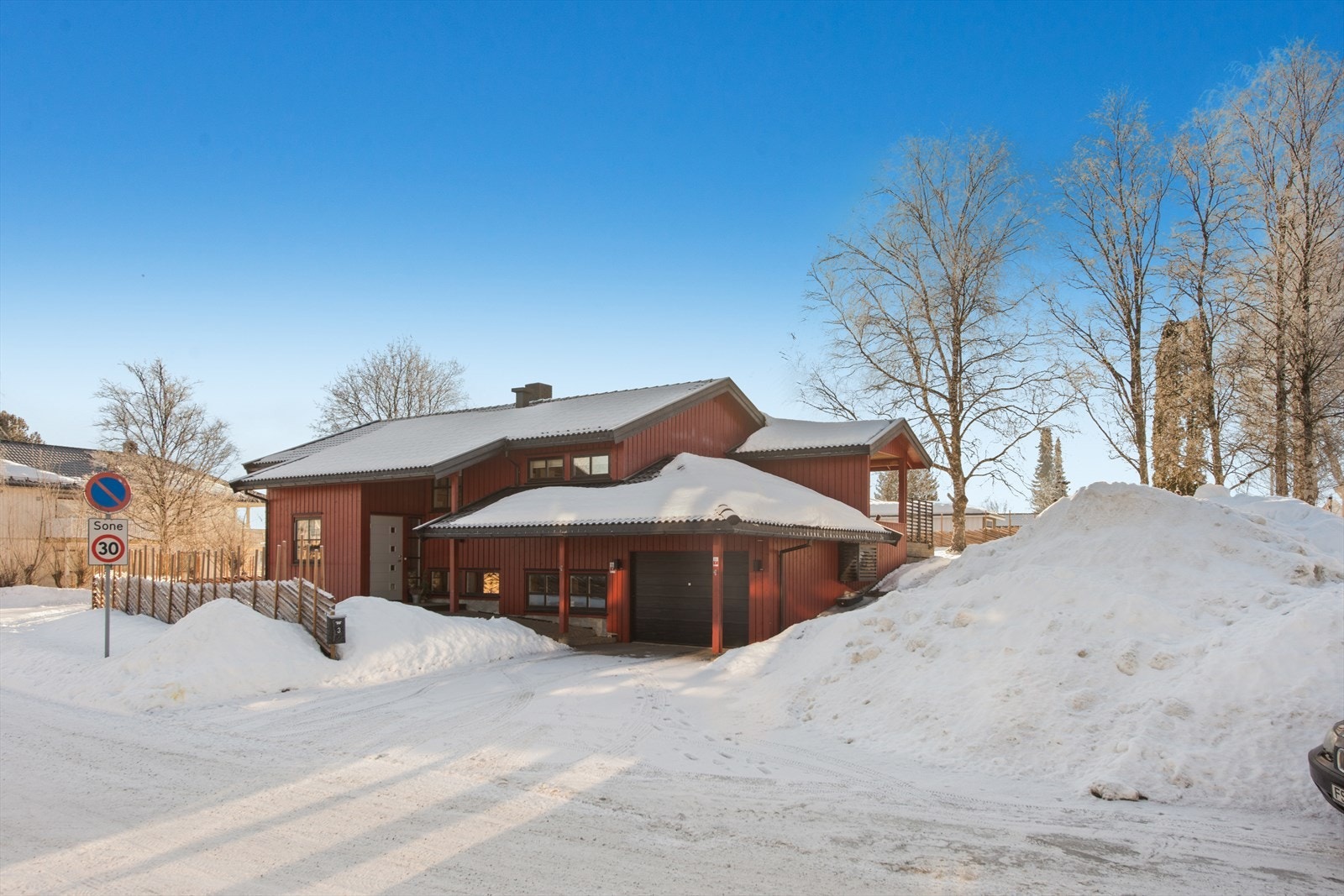 Innholdsrik enebolig som har en god planløsning beliggende i et attraktivt og svært barnevennlig boområde i Stange sentrum. Galleribilde