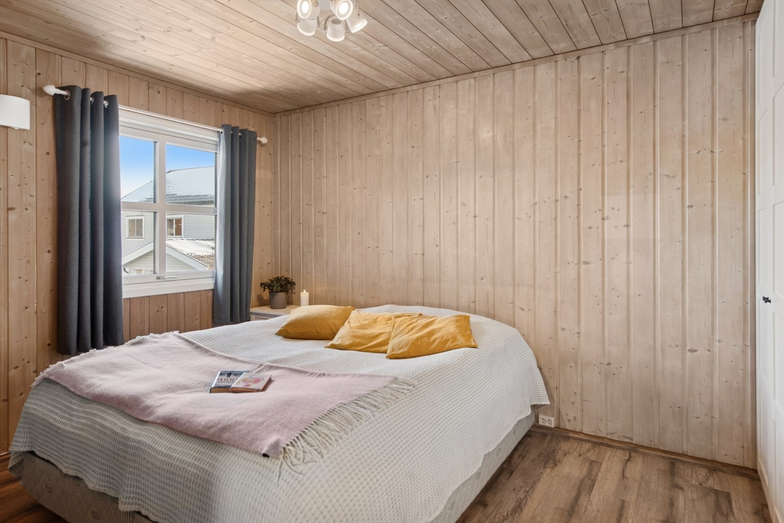 Videre byr boligen på tre gode soverom. Galleribilde