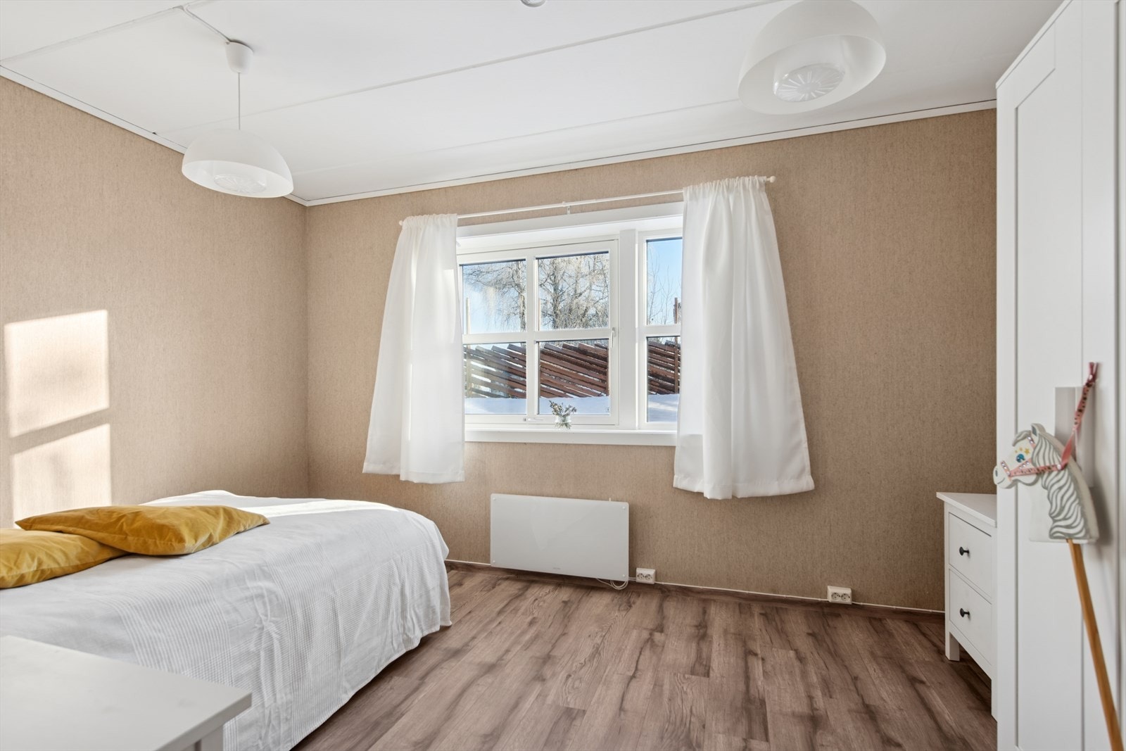 De to andre soverommene er praktisk utført med god plass til seng, tilhørende møblement og oppbevaring. Galleribilde