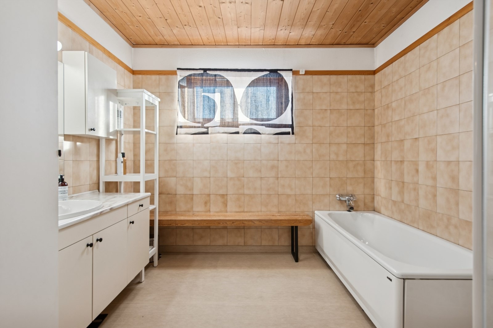 Baderommet har keramiske fliser og malt strie på vegger, samt vinylbelegg på gulvet. Galleribilde