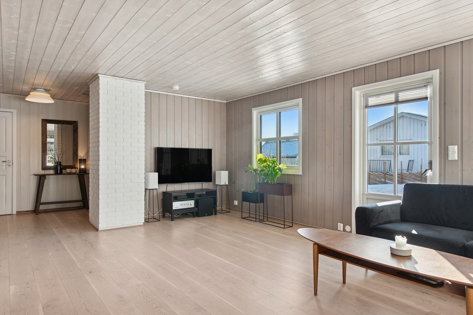 Stuen er lys og trivelig med plass til flere møbleringsmuligheter for å skape den stuen du selv ønsker. Galleribilde