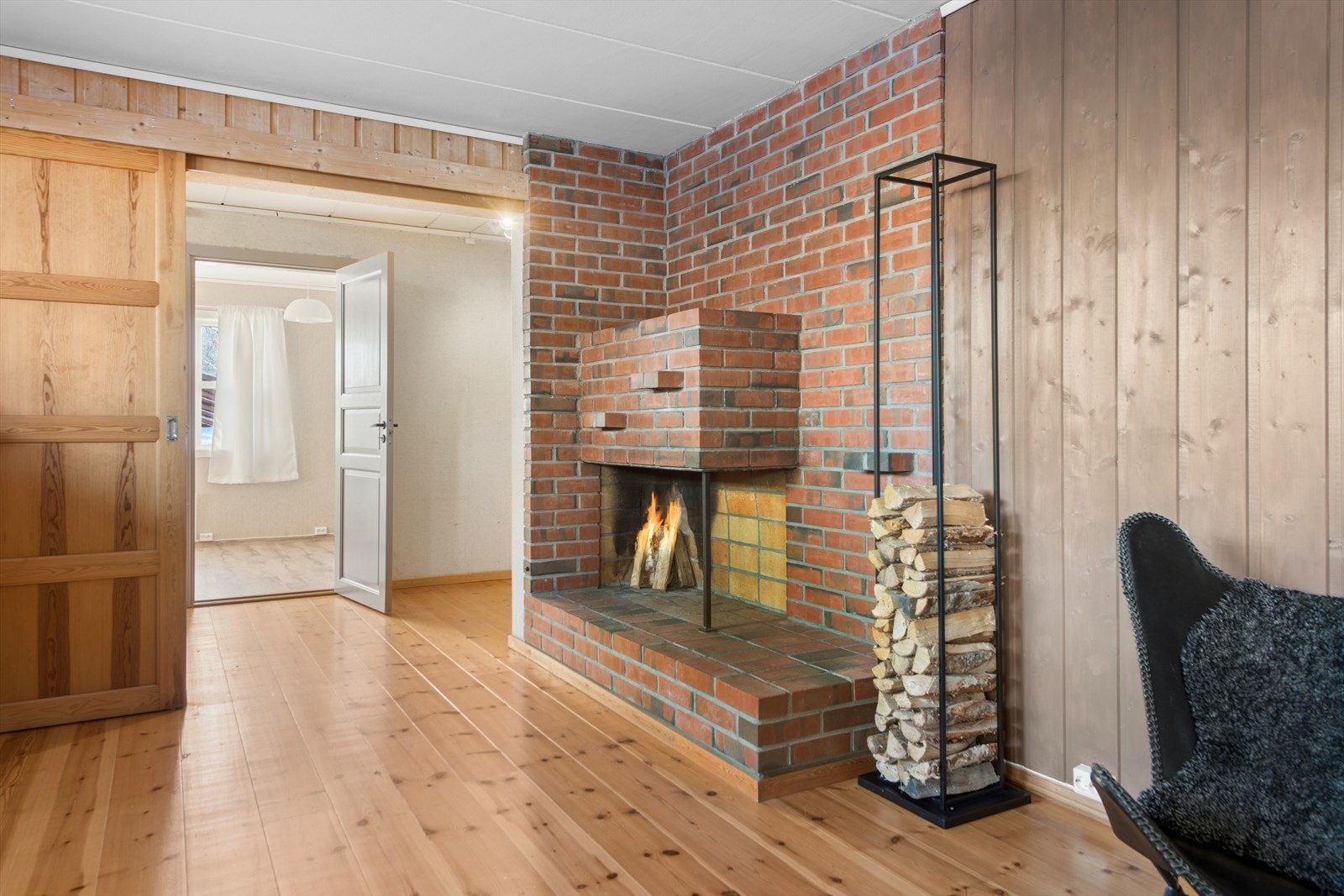 Her er åpen peis for hygge og varme på kalde dager. Galleribilde