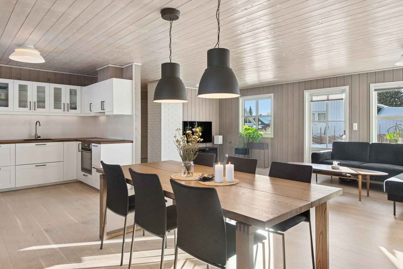 Det er åpen stue og kjøkkenløsning som gjør rommet mer sosialt. Galleribilde