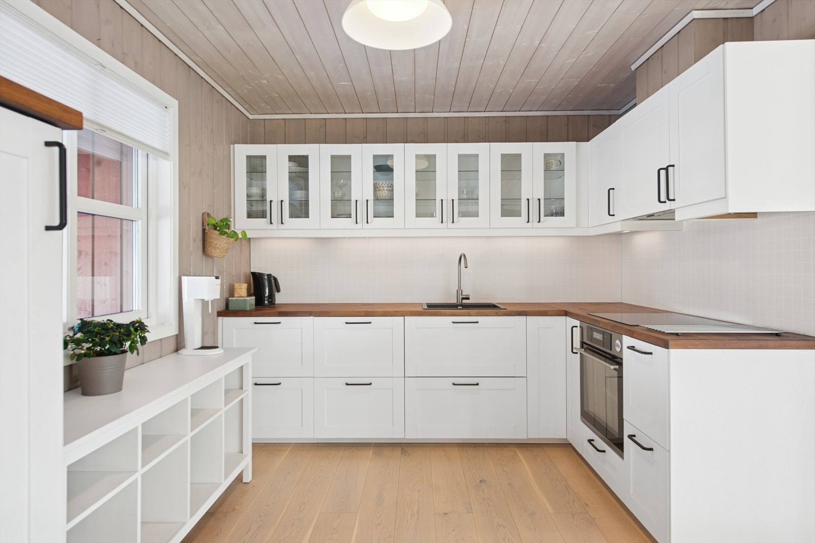 Kjøkkenet er innredet i en praktisk form og har godt med skap- og benkeplass. Galleribilde