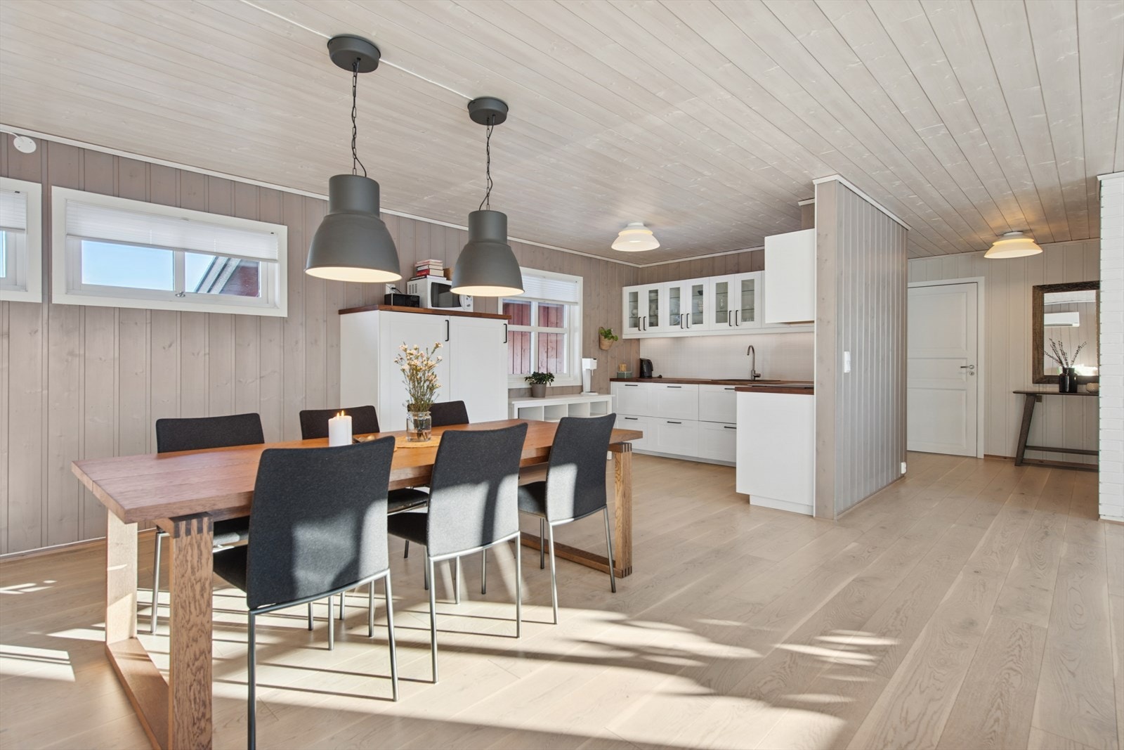 I tilknytning til kjøkkenet, kan spisebord enkelt plasseres - her kan gode måltider nytes. Galleribilde