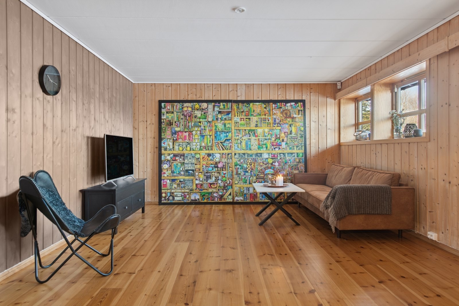 Kjellerstuen har god plass til både stor sofagrupppe og ønsket oppbevaringmøbler. Galleribilde