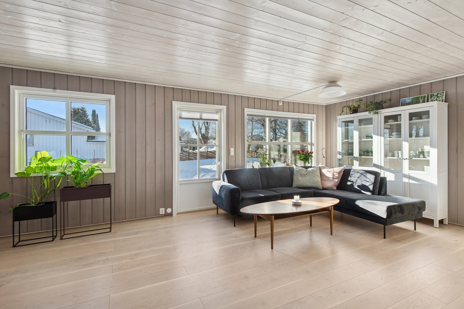 Her er flere store vindusflater som slipper inn mye naturlig lys og skaper en god atmosfære i rommet. Galleribilde