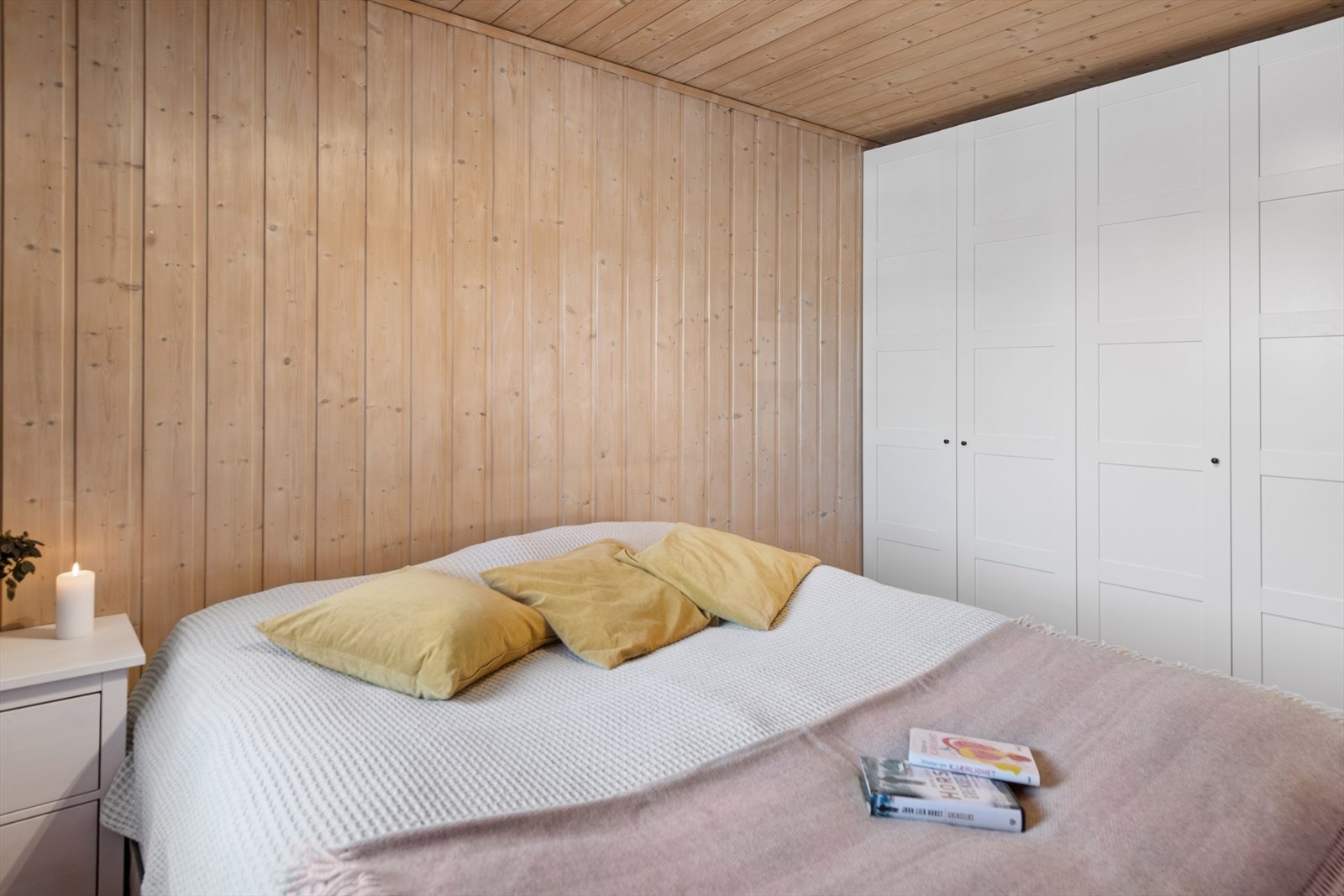 Hovedsoverommet har plass til dobbeltseng, tilhørende møblement og stort garderobeskap med god oppbevaringsplass. Galleribilde