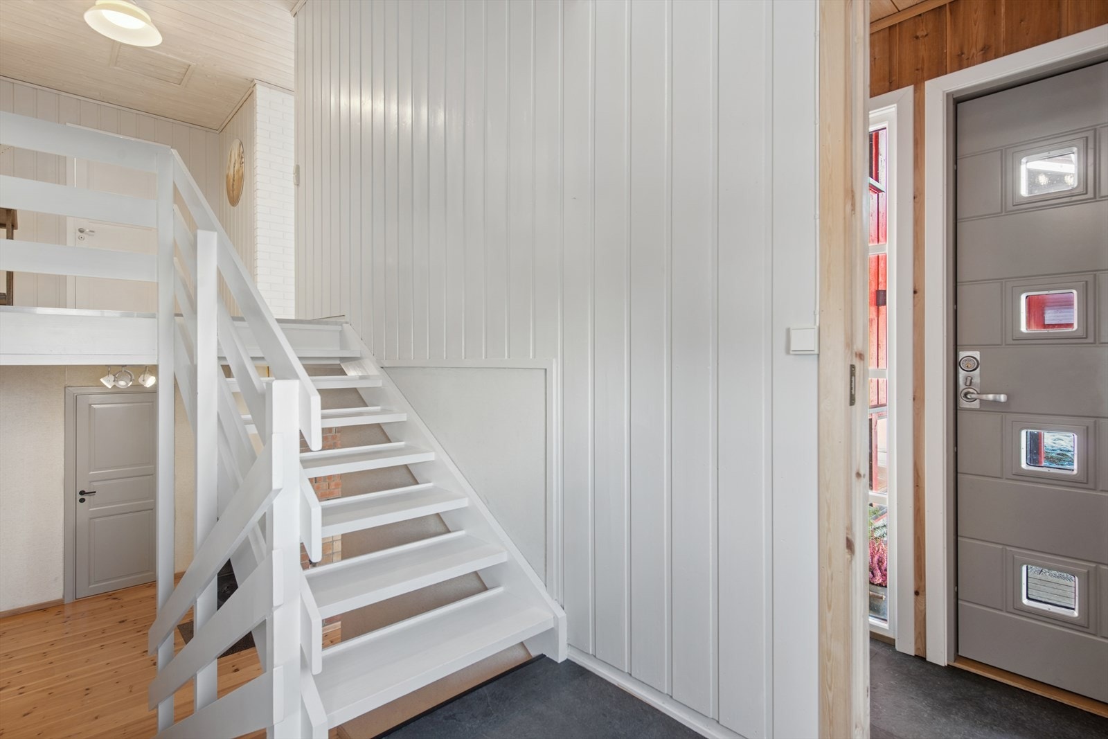 Her ønskes du velkommen inn i entré med plass til å henge fra seg ytterklær. Galleribilde