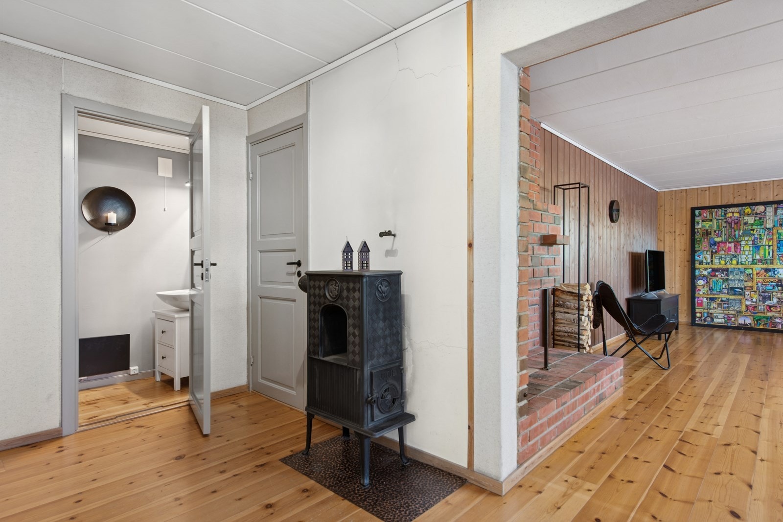 I underetasjen er det innredet med en romslig kjellerstue. Rommet er ikke godkjent for varig opphold, se mer pkt. ferdigattest. Galleribilde